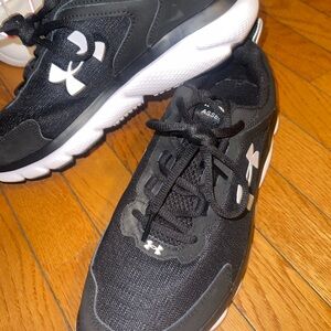 Under Armour women sneakers. EUC